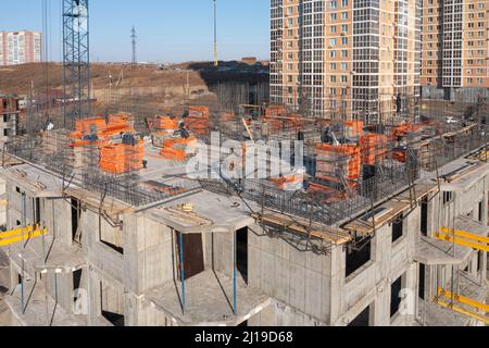 Wladiwostok, Russland - 2. März 2022: Bau eines neuen Hauses. Draufsicht auf den Bau des oberen Stockwerks. Stockfoto