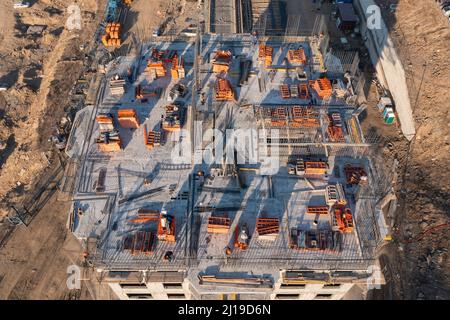 Wladiwostok, Russland - 2. März 2022: Bau eines neuen Hauses. Draufsicht auf den Bau des oberen Stockwerks. Stockfoto