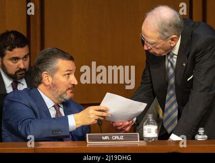 Washington, Vereinigte Staaten Von Amerika. 23. März 2022. Der US-Senator Ted Cruz (Republikaner von Texas) übergibt einen Brief, den er um Aufnahme in das Protokoll gebeten hat, an den US-Senator Chuck Grassley (Republikaner von Iowa), Mitglied des Rankings, Der US-Justizausschuss des Senats als Richterin Ketanji Brown Jackson bezeugte vor dem Justizausschuss des US-Senats ihre Ernennung zum Associate Justice des Obersten Gerichtshofs der USA, der am Mittwoch, den 23. März 2021, Richter Stephen G. Breyer auf dem Capitol Hill in Washington, DC ersetzen soll.Quelle: Ron Sachs/CNP/Sipa USA Kredit: SIPA USA/Alamy Live News Stockfoto