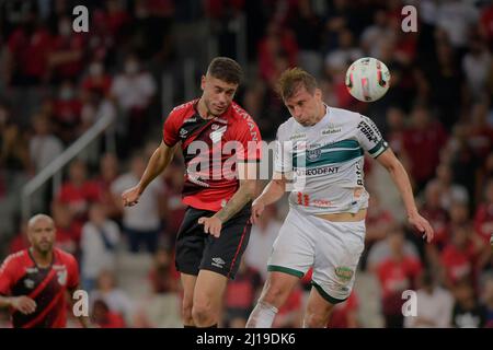 Curitiba, Brasilien. 23. März 2022. Rômulo und Henrique während Athletico und Coritiba. Erste Etappe für das Halbfinale der Paranaense Championship 2022. Joaquim Américo Guimarães Stadion in Curitiba, PR. Kredit: Reinaldo Reginato/FotoArena/Alamy Live Nachrichten Stockfoto