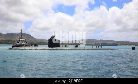 220321-N-MH959-1030 APRA HARBOUR, Guam (21. März 2022) das Schnellangriffs-U-Boot der Los Angeles-Klasse USS Springfield (SSN 761) kommt von der Joint Base Pearl Harbor-Hickam zu einer Heimverlagerung am 21. März auf den Marinestützpunkt Guam. Springfield ist in der Lage, verschiedene Missionen zu unterstützen, darunter Anti-U-Boot-Kriegsführung, Anti-Schiff-Kriegsführung, Streikkrieg und Intelligenz, Überwachung und Aufklärung. (USA Navy Foto von Mass Communication Specialist Seaman Apprentice Darek Leary) Stockfoto