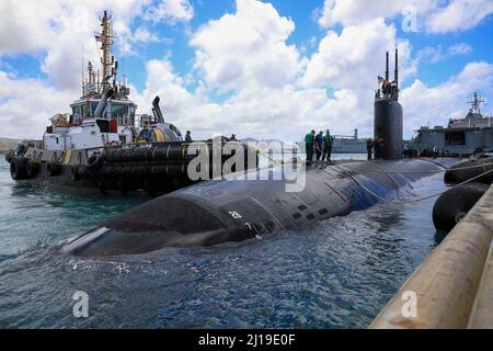 220321-N-MH959-1040 APRA HARBOUR, Guam (21. März 2022) das Schnellangriffs-U-Boot USS Springfield (SSN 761) der Los Angeles-Klasse mooriert auf dem Marinestützpunkt Guam von der Joint Base Pearl Harbor-Hickam für einen Heimnetzschlusswechsel, 21. März. Springfield ist in der Lage, verschiedene Missionen zu unterstützen, darunter Anti-U-Boot-Kriegsführung, Anti-Schiff-Kriegsführung, Streikkrieg und Intelligenz, Überwachung und Aufklärung. (USA Navy Foto von Mass Communication Specialist Seaman Apprentice Darek Leary) Stockfoto