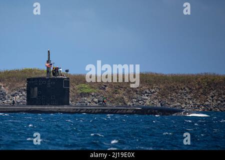 220321-N-VO134-1044 APRA HARBOUR, Guam (21. März 2022) das Schnellangriffs-U-Boot der Los Angeles-Klasse USS Springfield (SSN 761) kommt von der Joint Base Pearl Harbor-Hickam zu einer Heimverlagerung am 21. März auf den Marinestützpunkt Guam. Springfield ist in der Lage, verschiedene Missionen zu unterstützen, darunter Anti-U-Boot-Kriegsführung, Anti-Schiff-Kriegsführung, Streikkrieg und Intelligenz, Überwachung und Aufklärung. (USA Navy Foto von Mass Communication Specialist 2. Klasse Naomi Johnson) Stockfoto