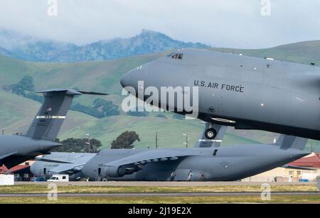 Eine US Air Force C-5M Super Galaxy hebt vom Travis Air Force Base, Kalifornien, ab, 15. März 2022. Als größter strategischer Airlifter der Air Force kann die C-5M mehr Fracht über größere Entfernungen transportieren als jedes andere Flugzeug. Das strategische Transportflugzeug C-5M Super Galaxy, eine modernisierte Version des alten C-5, wurde von Lockheed Martin entworfen und hergestellt, um die Fähigkeit der C-5 Galaxy-Flotte zu erweitern, mindestens bis 2040 im Einsatz zu bleiben. (USA Luftwaffe Foto von Heide Couch) Stockfoto