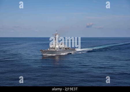 220317-N-UN585-1792 MITTELMEER (17. März 2022) der Arleigh Burke-Klasse Lenkflugkörper-Zerstörer USS Ross (DDG 71) durchreist das Mittelmeer, 17. März. Ross, der im spanischen Rota stationiert ist, ist auf seiner Patrouille 12. im Einsatzgebiet der Sechsten Flotte der USA, um regionale Verbündete und Partner sowie nationale Sicherheitsinteressen der USA in Europa und Afrika zu unterstützen. (USA Navy Foto von Mass Communication Specialist 2. Class Claire DuBois/veröffentlicht) Stockfoto