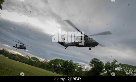 Zwei US Army UH-60 Black Hawks, zugewiesen an das 2. Assault Helicopter Bataillon, 25. Aviation Regiment, 25. Infantry Division, Start für einen Luftangriff, 22. März 2022, Fort Thanarat, Thailand. Luftangriffe ermöglichen es den Truppen, schnell in die Nähe eines Ziels einzugreifen und das Überraschungselement während des Angriffs zu nutzen. (USA Air Force Foto von Tech. Sgt. Michael Mason) Stockfoto