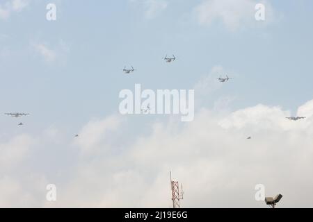 CAMP LEMONNIER, Dschibuti (März 23, 2022) Koalitionskräfte, darunter U.S. Marine VMM-161(-)REIN und French Armée de l'Air Flyover Camp Lemonnier, Djibouti (CLDJ) im Rahmen einer Trainingsübung, an der vier U.S. Marine Corps MV-22 Ospreys, zwei US KC-130J Super Hercules, Und drei französische Dassault Mirage 2000-Kampfflugzeuge. CLDJ dient als Expeditionssockel für US-Streitkräfte, die Schiffe, Flugzeuge und Personal unterstützen, die die Sicherheit in ganz Europa, Afrika und Südwestasien gewährleisten. Die Basis ermöglicht See- und Kampfeinsätze am Horn von Afrika und fördert dabei positive Stockfoto