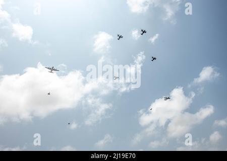 CAMP LEMONNIER, Dschibuti (März 23, 2022) Koalitionskräfte, darunter U.S. Marine VMM-161(-)REIN und French Armée de l'Air Flyover Camp Lemonnier, Djibouti (CLDJ) im Rahmen einer Trainingsübung, an der vier U.S. Marine Corps MV-22 Ospreys, zwei US KC-130J Super Hercules, Und drei französische Dassault Mirage 2000-Kampfflugzeuge. CLDJ dient als Expeditionssockel für US-Streitkräfte, die Schiffe, Flugzeuge und Personal unterstützen, die die Sicherheit in ganz Europa, Afrika und Südwestasien gewährleisten. Die Basis ermöglicht See- und Kampfeinsätze am Horn von Afrika und fördert dabei positive Stockfoto