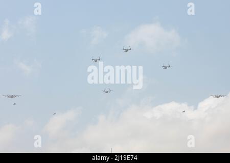 CAMP LEMONNIER, Dschibuti (März 23, 2022) Koalitionskräfte, darunter U.S. Marine VMM-161(-)REIN und French Armée de l'Air Flyover Camp Lemonnier, Djibouti (CLDJ) im Rahmen einer Trainingsübung, an der vier U.S. Marine Corps MV-22 Ospreys, zwei US KC-130J Super Hercules, Und drei französische Dassault Mirage 2000-Kampfflugzeuge. CLDJ dient als Expeditionssockel für US-Streitkräfte, die Schiffe, Flugzeuge und Personal unterstützen, die die Sicherheit in ganz Europa, Afrika und Südwestasien gewährleisten. Die Basis ermöglicht See- und Kampfeinsätze am Horn von Afrika und fördert dabei positive Stockfoto