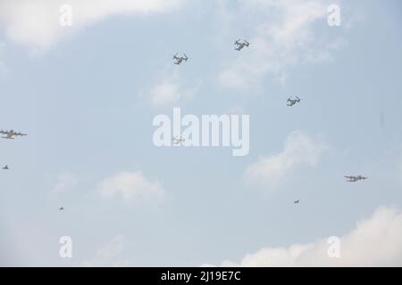 CAMP LEMONNIER, Dschibuti (März 23, 2022) Koalitionskräfte, darunter U.S. Marine VMM-161(-)REIN und French Armée de l'Air Flyover Camp Lemonnier, Djibouti (CLDJ) im Rahmen einer Trainingsübung, an der vier U.S. Marine Corps MV-22 Ospreys, zwei US KC-130J Super Hercules, Und drei französische Dassault Mirage 2000-Kampfflugzeuge. CLDJ dient als Expeditionssockel für US-Streitkräfte, die Schiffe, Flugzeuge und Personal unterstützen, die die Sicherheit in ganz Europa, Afrika und Südwestasien gewährleisten. Die Basis ermöglicht See- und Kampfeinsätze am Horn von Afrika und fördert dabei positive Stockfoto