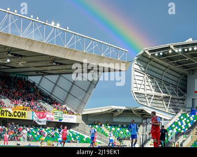 Windsor Park, Belfast, Nordirland, Großbritannien. 13 März 2022. Finale des BetMcLean League Cup – Cliftonville gegen Coleraine. Das heutige Spiel zwischen Cliftonville (rot) und Coleraine ist das erste große Fußballfinale der heimischen Pokalmeisterschaft, das an einem Sonntag in Nordirland ausgetragen wird. Ein Regenbogen über dem Pokalfinale im Windsor Park Belfast. Kredit: CAZIMB/Alamy Live Nachrichten. Stockfoto