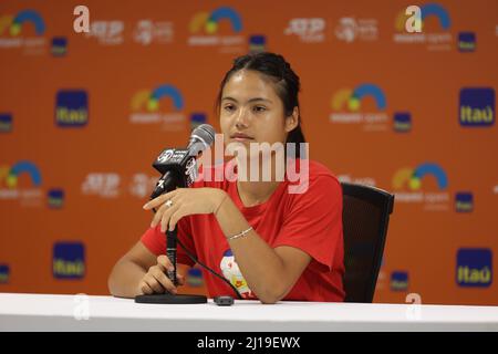 Miami Gardens, Florida, USA. 23. März 2022. Emma Raducanu aus Großbritannien stellt Fragen aus den Medien auf einer Pressekonferenz während der Miami Open im Hard Rock Stadium am 23. März 2022 in Miami Gardens, Florida Menschen: Emma Raducanu . Kredit: Hoo Me.Com/Media Punch/Alamy Live Nachrichten Stockfoto