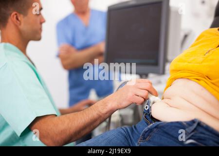 Sonograf mit Ultraschallsonde Stockfoto