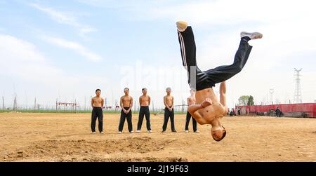 HANDAN, CHINA - 24. MÄRZ 2022 - Studenten trainieren auf der Pflaumenblüten-Boxtrainingbasis in Handan, Provinz Hubei, China, 24. März 2022. Stockfoto