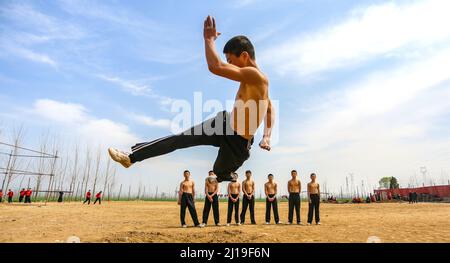 HANDAN, CHINA - 24. MÄRZ 2022 - Studenten trainieren auf der Pflaumenblüten-Boxtrainingbasis in Handan, Provinz Hubei, China, 24. März 2022. Stockfoto