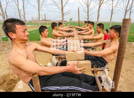 HANDAN, CHINA - 24. MÄRZ 2022 - Studenten trainieren auf der Pflaumenblüten-Boxtrainingbasis in Handan, Provinz Hubei, China, 24. März 2022. Stockfoto