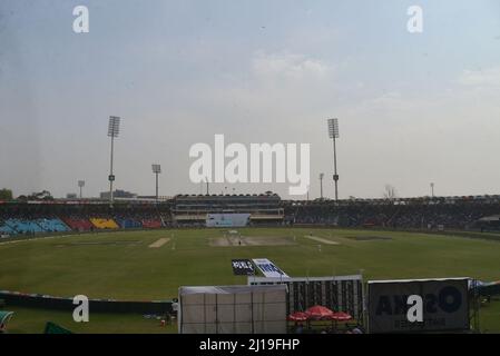 Lahore, Punjab, Pakistan. 23. März 2022. Pakistans Batsman spielt am dritten Tag des dritten und letzten Test-Cricket-Spiels zwischen Pakistan und Australien im Gaddafi-Cricket-Stadion in Lahore einen Schuss (Bild: © Rana Sajid Hussain/Pacific Press via ZUMA Press Wire) Quelle: ZUMA Press, Inc./Alamy Live News Stockfoto