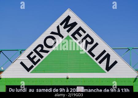 Marseille, Frankreich. 22. März 2022. Das Logo von Leroy Merlin ist auf einem ihrer Geschäfte zu sehen. Nach der Aufforderung des ukrainischen Präsidenten Zelensky an französische Unternehmen, Russland zu verlassen, bekräftigt Leroy Merlin, dass er seine Aktivitäten in Russland aufrechterhält.die Wahl der DIY-Marke, die sich im Besitz der Familie Mulliez befindet, wird zunehmend angeprangert, auch von der ukrainischen Niederlassung. Kredit: SOPA Images Limited/Alamy Live Nachrichten Stockfoto