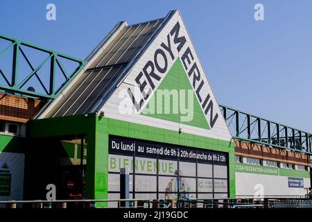 Marseille, Frankreich. 22. März 2022. Das Logo von Leroy Merlin ist auf einem ihrer Geschäfte zu sehen. Nach der Aufforderung des ukrainischen Präsidenten Zelensky an französische Unternehmen, Russland zu verlassen, bekräftigt Leroy Merlin, dass er seine Aktivitäten in Russland aufrechterhält.die Wahl der DIY-Marke, die sich im Besitz der Familie Mulliez befindet, wird zunehmend angeprangert, auch von der ukrainischen Niederlassung. Kredit: SOPA Images Limited/Alamy Live Nachrichten Stockfoto