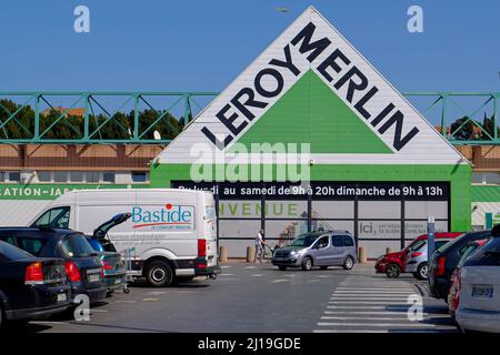 Marseille, Frankreich. 22. März 2022. Das Logo von Leroy Merlin ist auf einem ihrer Geschäfte zu sehen. Nach der Aufforderung des ukrainischen Präsidenten Zelensky an französische Unternehmen, Russland zu verlassen, bekräftigt Leroy Merlin, dass er seine Aktivitäten in Russland aufrechterhält.die Wahl der DIY-Marke, die sich im Besitz der Familie Mulliez befindet, wird zunehmend angeprangert, auch von der ukrainischen Niederlassung. Kredit: SOPA Images Limited/Alamy Live Nachrichten Stockfoto