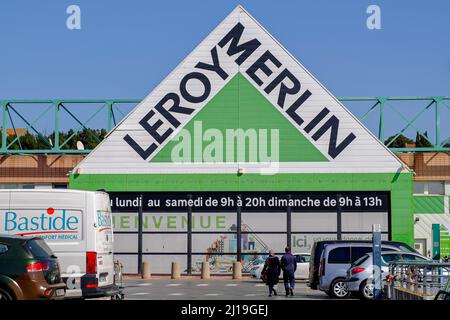 Marseille, Frankreich. 22. März 2022. Das Logo von Leroy Merlin ist auf einem ihrer Geschäfte zu sehen. Nach der Aufforderung des ukrainischen Präsidenten Zelensky an französische Unternehmen, Russland zu verlassen, bekräftigt Leroy Merlin, dass er seine Aktivitäten in Russland aufrechterhält.die Wahl der DIY-Marke, die sich im Besitz der Familie Mulliez befindet, wird zunehmend angeprangert, auch von der ukrainischen Niederlassung. (Foto von Denis Thaust/SOPA Images/Sipa USA) Quelle: SIPA USA/Alamy Live News Stockfoto