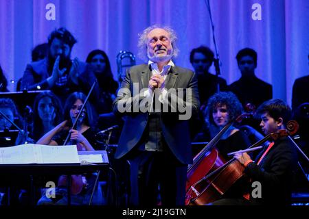 22. März 2022, Bergamo, Provincia di Bergamo, Italien: Die Roby Facchinetti Symphony live im Teatro Gaetano Donizetti mit Diego Basso, dem Orchestra Ritmico Sinfonica Italiana und der Coro Pop Art Voice Academy. (Bild: © Andrea Ripamonti/Pacific Press via ZUMA Press Wire) Stockfoto