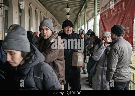 Der Bahnhof Przemy?l, heute ein geschäftiger Knotenpunkt, an dem Flüchtlinge, die vor dem Krieg in ihrer Heimat Ukraine fliehen, über die Grenze nach Medyka ankommen. Vertriebene Ukrainer, die vor dem Krieg fliehen, kommen am polnischen Grenzübergang in Medyka an, bevor sie zum Bahnhof Przemy?l gebracht werden, um Züge nach Krakau und darüber hinaus zu nehmen. Allein in Polen sind schätzungsweise 2 Millionen Flüchtlinge eingedrungen. Stockfoto