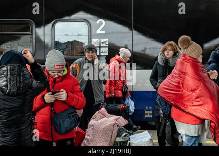 Flüchtlinge warten auf Züge nach Krakau am Bahnhof Przemy?l in Ostpolen, die aus verschiedenen Teilen der Ukraine über den Grenzübergang Medyka eintreffen. Vertriebene Ukrainer, die vor dem Krieg fliehen, kommen am polnischen Grenzübergang in Medyka an, bevor sie zum Bahnhof Przemy?l gebracht werden, um Züge nach Krakau und darüber hinaus zu nehmen. Allein in Polen sind schätzungsweise 2 Millionen Flüchtlinge eingedrungen. Stockfoto