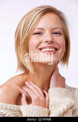 Es ist einfach wunderschön. Studioportrait einer schönen lächelnden Frau in einem Pullover. Stockfoto