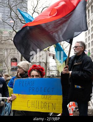 New York, USA. 23. März 2022. Ukrainische Anti-Kriegs-Demonstranten winken und tragen Flaggen während einer Unterstützungs-Show für die Ukraine gegen die russische Invasion. Der ukrainische Generalkonsul in New York, Oleksii Holubov und der Bürgermeister von New York, Eric Adams, hoben US- und ukrainische Flaggen im Finanzviertel von Manhattan auf. Kredit: Enrique Shore/Alamy Live Nachrichten Stockfoto