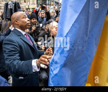 New York, USA. 23. März 2022. Der Bürgermeister von New York, Eric Adams, hebt im Finanzviertel von Manhattan die ukrainische Flagge, während er die Unterstützung der Ukraine gegen die russische Invasion zeigt. Kredit: Enrique Shore/Alamy Live Nachrichten Stockfoto