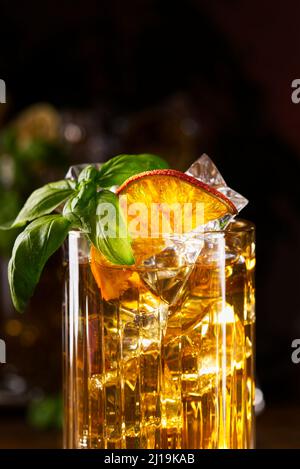 Ein Glas lang-Insel-Eistee-Cocktail, der mit Minze dekoriert ist. Cuba Libre Niedertaste Stockfoto