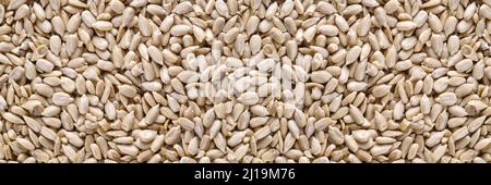 Geschälte Sonnenblumenkerne Text. Nahaufnahme von geschälten Sonnenblumenkernen. Draufsicht. Stockfoto