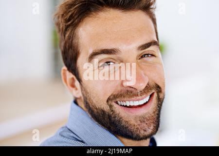 Leben voller Gründe zum Lächeln. Porträt eines lächelnden Mannes in seinem Haus. Stockfoto
