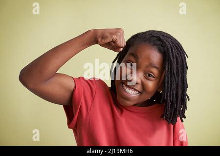 Überprüfen Sie diese Muskeln aus. Studioportrait eines Jungen, der seine Muskeln zeigt. Stockfoto