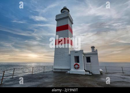 Alter Leuchtturm Garoskagi, Gardskagi am Meer, Abendhimmel, Rücklicht, Gardur, Suournes, Sudurnes, Halbinsel Reykjanes, in der Nähe von Keflavik, Island Stockfoto