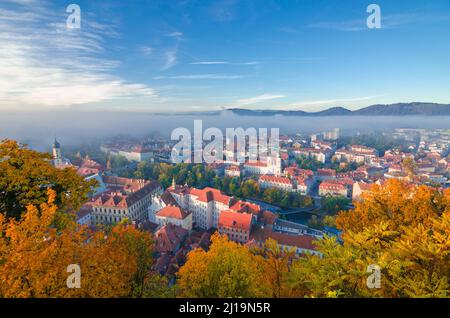 Stadtbild von Graz mit der Mur und der Mariahilfer Kirche (Mariahilferkirche), Blick von der Shlossberg Hügel, der in Graz, Steiermark, Österreich Stockfoto