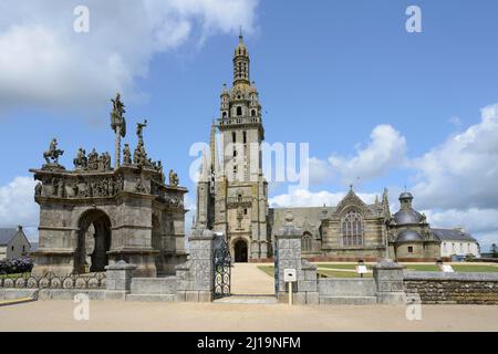 Kirche und Calvaire in Pleyben, Bretagne, Frankreich Stockfoto