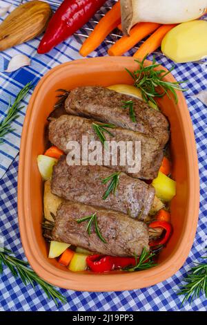 Süddeutsche Küche, Lamm auf Gemüse aus dem römischen Topf, Rosmarin, Karotten, Paprika, Kartoffeln, Knoblauchzehe, Deutschland Stockfoto