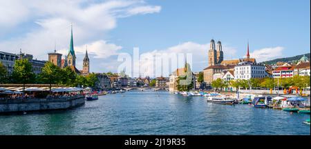 Blick von der Quai-Brücke über die Limmat auf die Türme der Zürcher Altstadt, Zürich, Schweiz Stockfoto