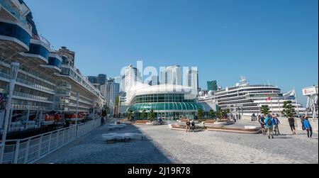 Schiff am Fährhafen, Canada Place, Coal Harbour, Vancouver, British Columbia, Kanada Stockfoto