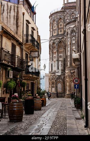 Gasse, hinter der Kathedrale von Monreale, Duomo di Monreale, in der Nähe von Palermo, Sizilien, Italien Stockfoto