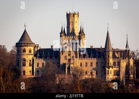 Pattensen, Deutschland. 23. März 2022. Schloss Marienburg. Nach einer mehrmonatigen Verschiebung des Rechtsstreits zwischen den guelpischen Fürsten über Schloss Marienburg wird es nun doch ernst: Das Landgericht Hannover hat den Verhandlungstermin im Streit zwischen Ernst-August-Prinz von Hannover und seinem Sohn auf den 24. März 2022 festgesetzt. Quelle: Moritz Frankenberg/dpa/Alamy Live News Stockfoto