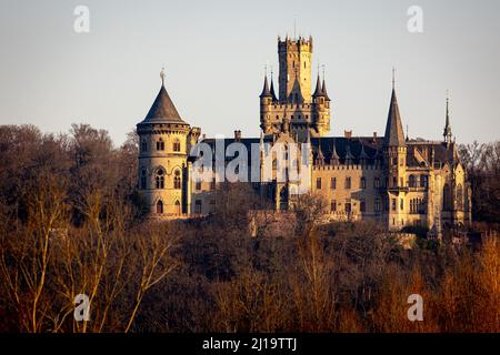 Pattensen, Deutschland. 23. März 2022. Schloss Marienburg. Nach einer mehrmonatigen Verschiebung des Rechtsstreits zwischen den guelpischen Fürsten über Schloss Marienburg wird es nun doch ernst: Das Landgericht Hannover hat den Verhandlungstermin im Streit zwischen Ernst-August-Prinz von Hannover und seinem Sohn auf den 24. März 2022 festgesetzt. Quelle: Moritz Frankenberg/dpa/Alamy Live News Stockfoto