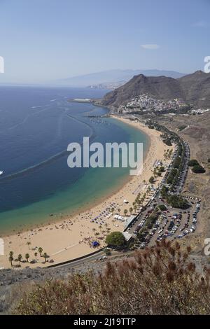 Der Strand Playa de Las Teresitas, im Hintergrund das Dorf San Andres, Anaga-Gebirge, Macizo de Anaga, Nord-Teneriffa, Teneriffa, Kanarische Inseln Stockfoto