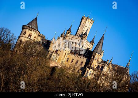 Pattensen, Deutschland. 23. März 2022. Schloss Marienburg. Nach einer mehrmonatigen Verschiebung des Rechtsstreits zwischen den guelpischen Fürsten über Schloss Marienburg wird es nun doch ernst: Das Landgericht Hannover hat den Verhandlungstermin im Streit zwischen Ernst-August-Prinz von Hannover und seinem Sohn auf den 24. März 2022 festgesetzt. Quelle: Moritz Frankenberg/dpa/Alamy Live News Stockfoto