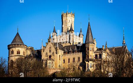 Pattensen, Deutschland. 23. März 2022. Schloss Marienburg. Nach einer mehrmonatigen Verschiebung des Rechtsstreits zwischen den guelpischen Fürsten über Schloss Marienburg wird es nun doch ernst: Das Landgericht Hannover hat den Verhandlungstermin im Streit zwischen Ernst-August-Prinz von Hannover und seinem Sohn auf den 24. März 2022 festgesetzt. Quelle: Moritz Frankenberg/dpa/Alamy Live News Stockfoto