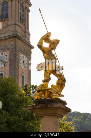 Brunnenfigur des Heiligen Georg als Drachentöter, Marktbrunnen auf dem Marktplatz, im Hintergrund der Turm der Georgskirche, Eisenach Stockfoto