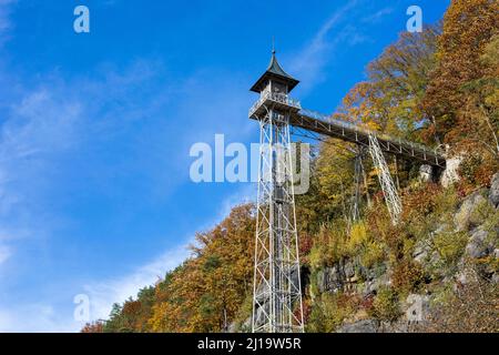 Historischer Personenaufzug am Elbhang in Bad Schandau, Sächsische Schweiz, Sachsen, Deutschland Stockfoto