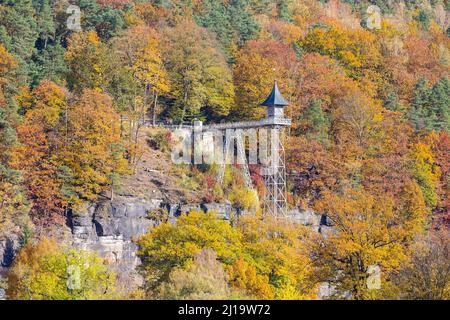 Historischer Personenaufzug am Elbhang in Bad Schandau, Sächsische Schweiz, Sachsen, Deutschland Stockfoto